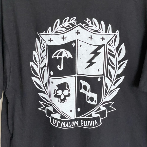 NEW Hot Topic Umbrella Academy Double Sided Shield Crest Logo T Shirt Men’s XL - Picture 4 of 5